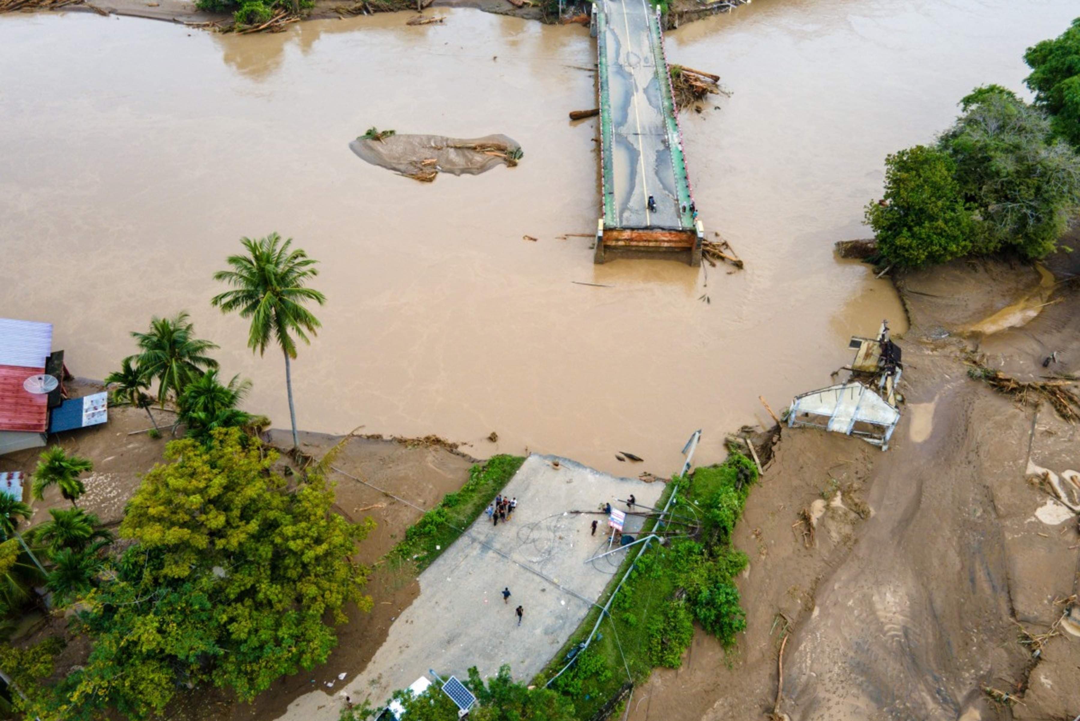 Indonesia Delivers aid to Flood-ravaged Sumatra