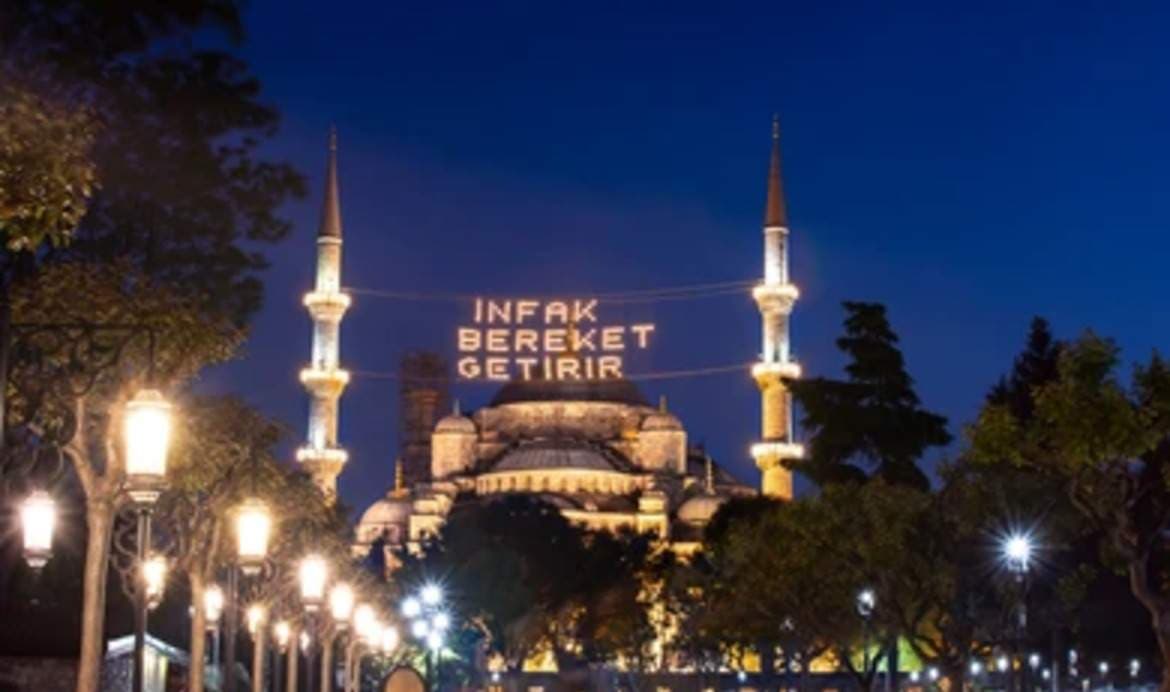 Al-Mahya Display Returns to Yeni Mosque With Final Ramadan Message