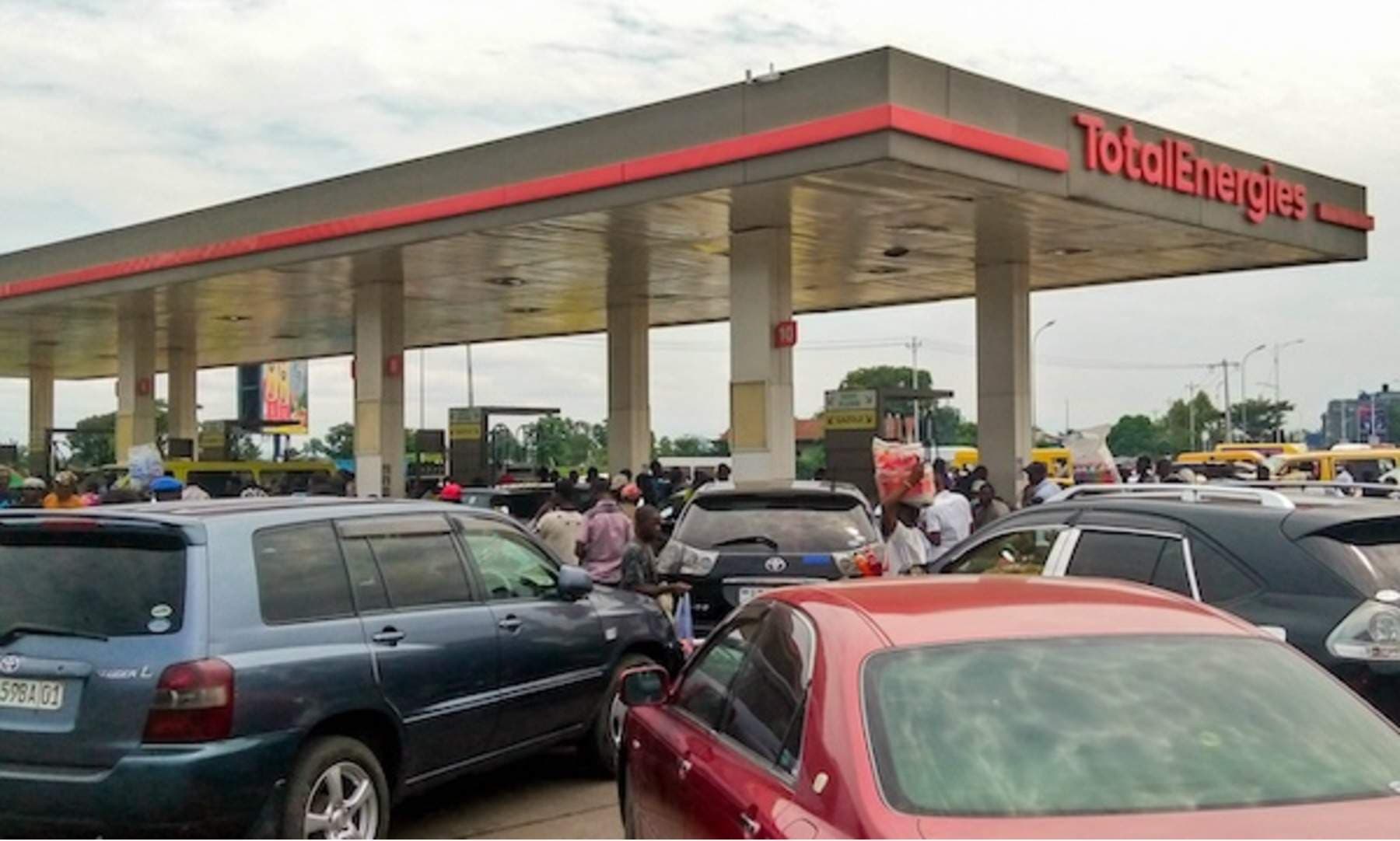 Drivers Forced to Turn to Black-market Fuel in Kinshasa