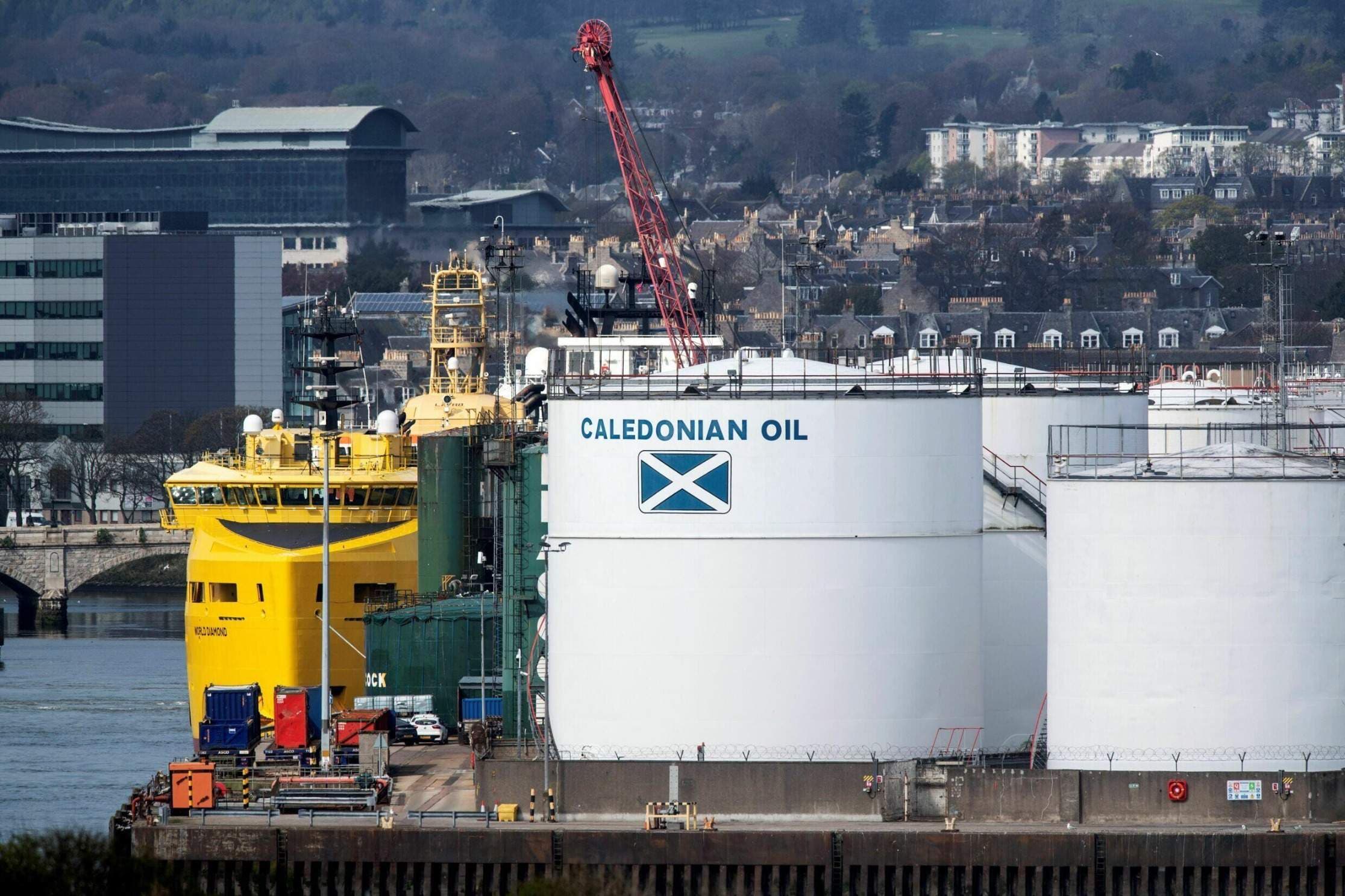 UK Eases Russian Fuel Sanctions Amidst Oil Crisis