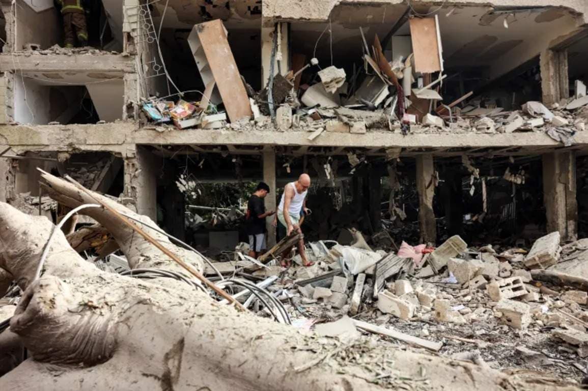 US Hits Iranian Missile Sites and Boats in Fresh Strikes Amid Fragile Ceasefire Talks