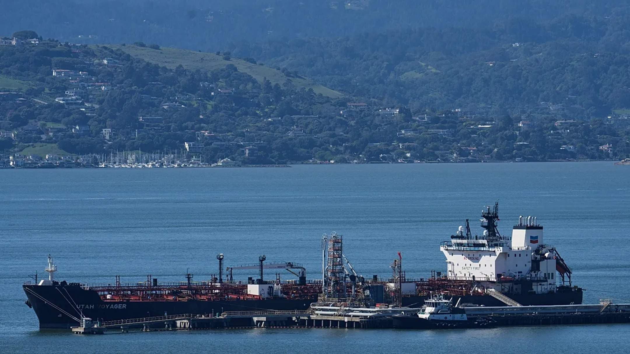 Oil Prices Down 2% as Hormuz Tankers Move Again